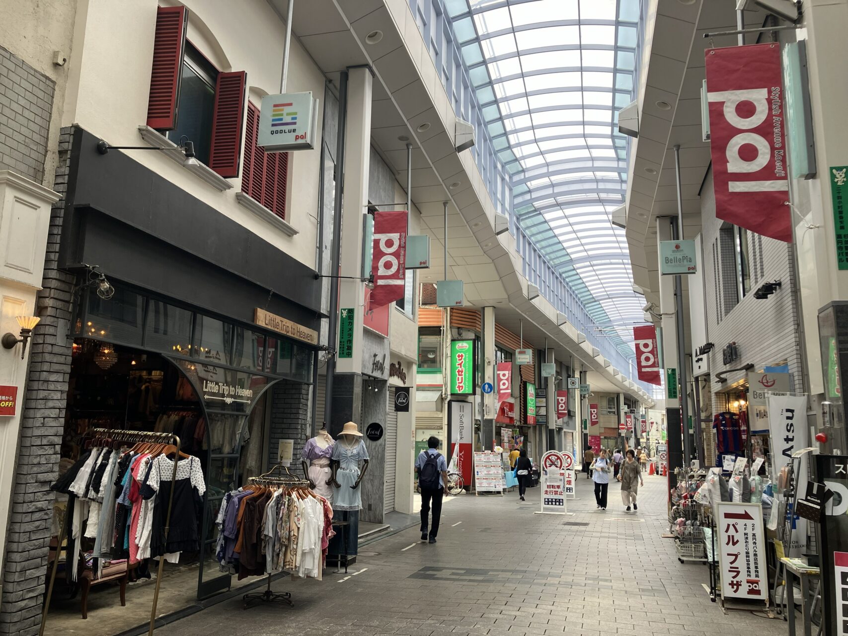 高円寺パル商店街は物件から歩いてすぐ。バラエティ豊かな古着屋が集まり、海外からも古着好きが多く訪れます。