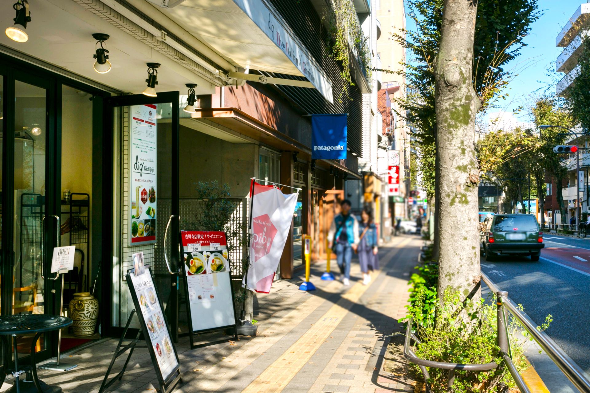 個性豊かな飲食店や雑貨店が軒を連ね、街歩きも楽しめる駅前