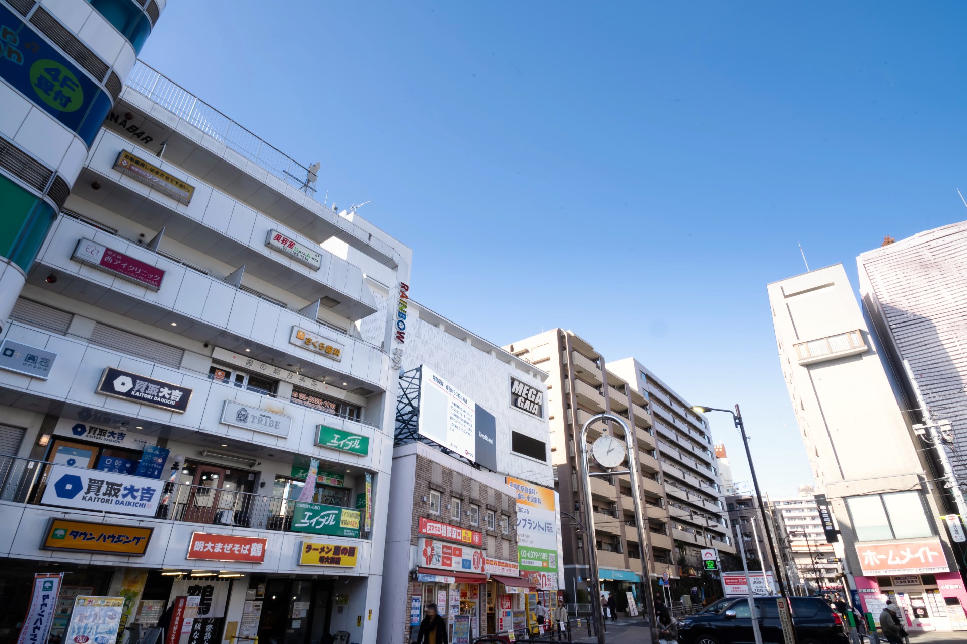 飲食店やスーパー、ドラッグストアなどが揃い、日々の暮らしに便利な駅前エリア