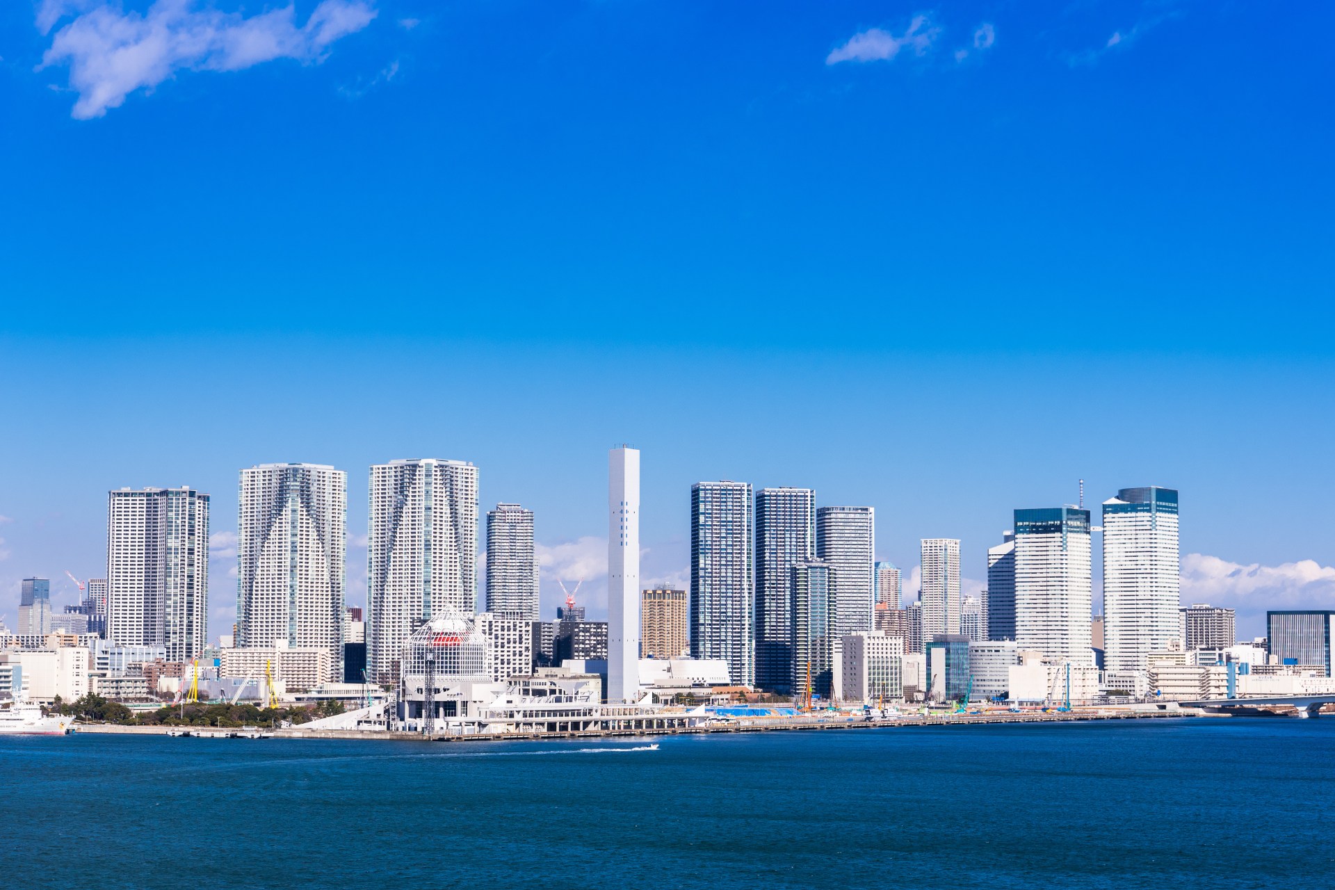 運河沿いの開放的な景色が広がり、水辺を身近に感じられるHARUMI FLAGの街並み