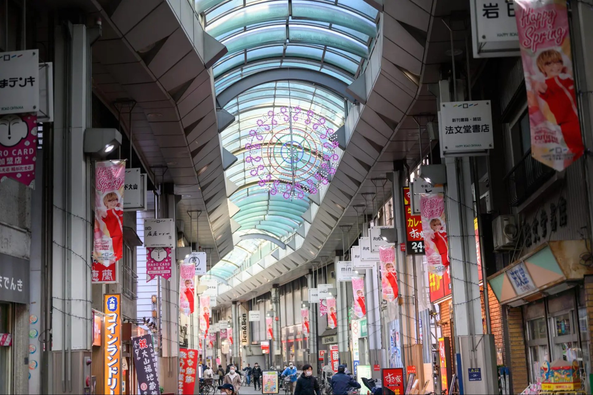 約500m続くアーケードに多彩なお店が並び、毎日の買い物に便利な「ハッピーロード大山商店街」