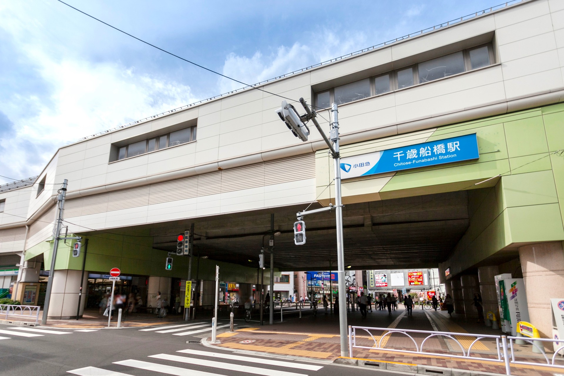 最寄りの千歳船橋駅までは徒歩8分。落ち着いた住環境と都心へのアクセスを両立できます