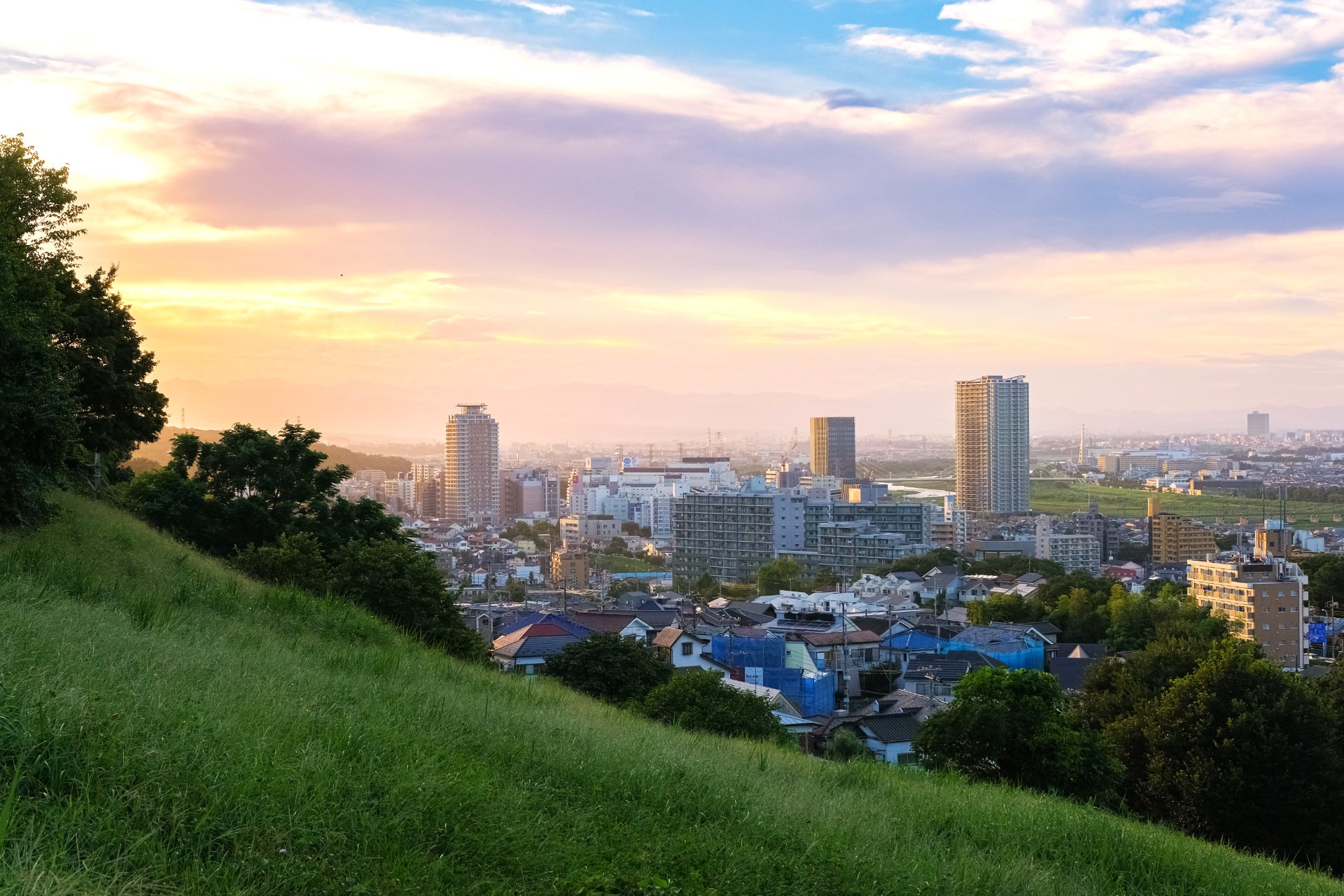 豊かな自然と街並みが調和した、この町ならではの景色