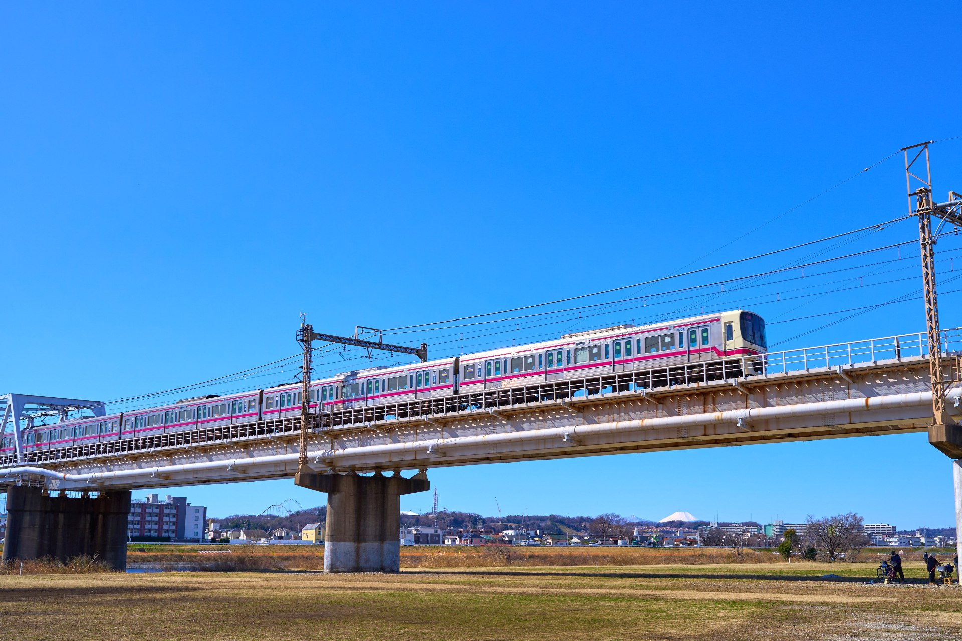 京王線特急で新宿へ約15分。都心へのアクセスに優れた京王線・調布駅