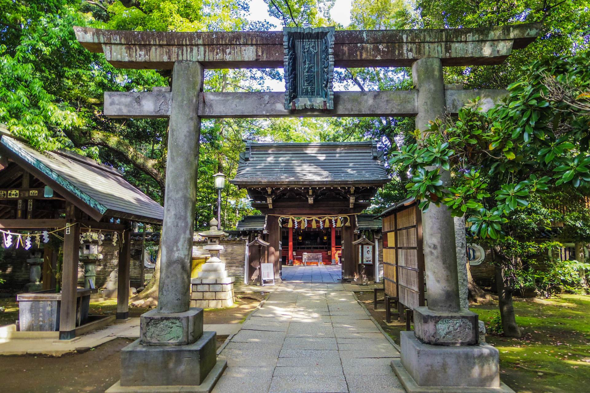 都会の喧騒を忘れ、ゆったりとした時間を過ごせる赤坂氷川神社